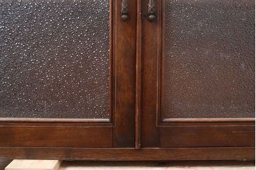 和製アンティーク　ダイヤガラスがレトロな雰囲気を盛り上げる樺材製ガラス戸棚(収納棚、キャビネット)(R-047504)