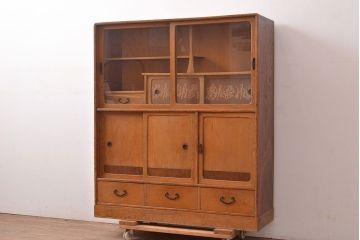 昭和レトロ　栓材　古く懐かしいデザインの中に現代的な雰囲気が感じられる茶箪笥(茶棚、飾り棚、収納棚)(R-047505)