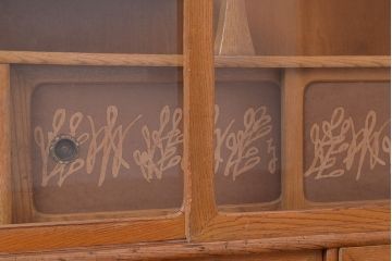 昭和レトロ　栓材　古く懐かしいデザインの中に現代的な雰囲気が感じられる茶箪笥(茶棚、飾り棚、収納棚)(R-047505)