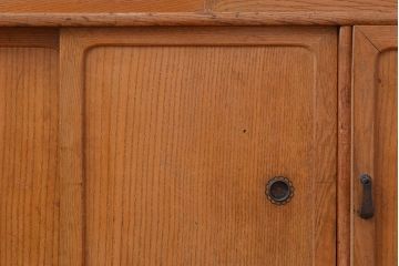 昭和レトロ　栓材　古く懐かしいデザインの中に現代的な雰囲気が感じられる茶箪笥(茶棚、飾り棚、収納棚)(R-047505)