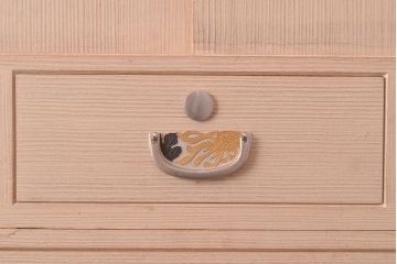 中古　菊の意匠金具が上質な和の空間を演出する加茂総桐箪笥(定価約100万円)(総桐たんす、和タンス、引き出し、衣装箪笥)(R-047507)