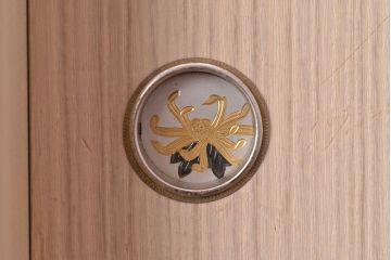 中古　菊の意匠金具が上質な和の空間を演出する加茂総桐箪笥(定価約100万円)(総桐たんす、和タンス、引き出し、衣装箪笥)(R-047507)