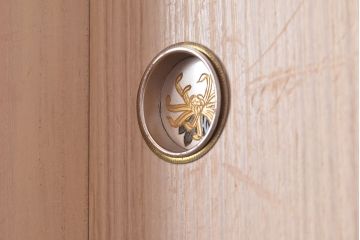 中古　菊の意匠金具が上質な和の空間を演出する加茂総桐箪笥(定価約100万円)(総桐たんす、和タンス、引き出し、衣装箪笥)(R-047507)