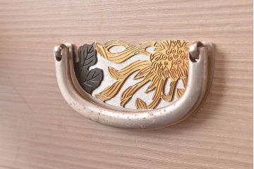 中古　菊の意匠金具が上質な和の空間を演出する加茂総桐箪笥(定価約100万円)(総桐たんす、和タンス、引き出し、衣装箪笥)(R-047507)