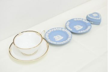 ウェッジウッド　WEDGWOOD　CAVENDISH　カップ&ソーサーなど4点(ジャスパー、ハートBOX、灰皿、アッシュトレイ)(R-047512)