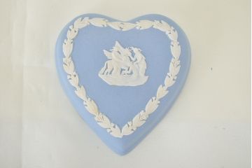 ウェッジウッド　WEDGWOOD　CAVENDISH　カップ&ソーサーなど4点(ジャスパー、ハートBOX、灰皿、アッシュトレイ)(R-047512)