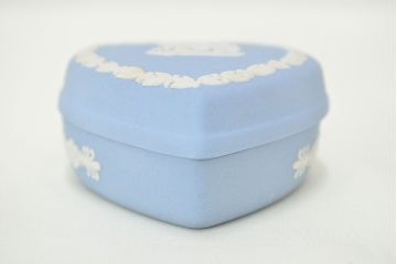 ウェッジウッド　WEDGWOOD　CAVENDISH　カップ&ソーサーなど4点(ジャスパー、ハートBOX、灰皿、アッシュトレイ)(R-047512)