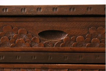 中古　美品　伝統工芸の軽井沢彫り　桜の図が優美な小引き出し(小物収納、チェスト)(R-047514)