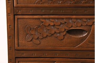 中古　美品　伝統工芸の軽井沢彫り　桜の図が優美な小引き出し(小物収納、チェスト)(R-047514)