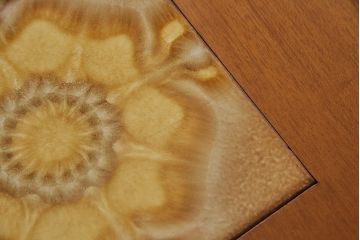 北欧ビンテージ　タイルトップがレトロさを醸し出す、チーク材のネストテーブル(サイドテーブル、カフェテーブル)(R-047527)
