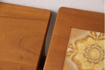 北欧ビンテージ　タイルトップがレトロさを醸し出す、チーク材のネストテーブル(サイドテーブル、カフェテーブル)(R-047527)