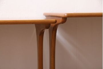 北欧ビンテージ　タイルトップがレトロさを醸し出す、チーク材のネストテーブル(サイドテーブル、カフェテーブル)(R-047527)