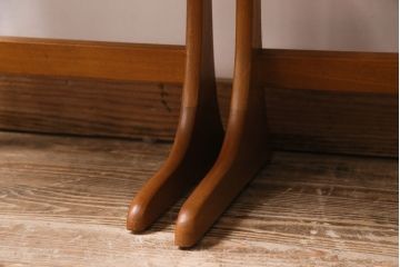北欧ビンテージ　タイルトップがレトロさを醸し出す、チーク材のネストテーブル(サイドテーブル、カフェテーブル)(R-047527)