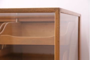 イギリスアンティーク　扉付きのデザインが珍しい、レトロな趣のシャツケース(ガラスケース、ショーケース)(R-047528)