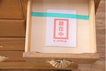 イギリスアンティーク　扉付きのデザインが珍しい、レトロな趣のシャツケース(ガラスケース、ショーケース)(R-047528)