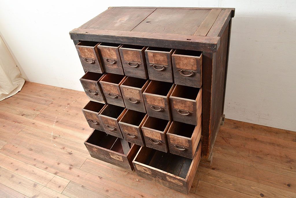 和製アンティーク　使い込まれた木味が魅力的!細かいものの収納にぴったりな薬箪笥(引き出し)(R-047529)