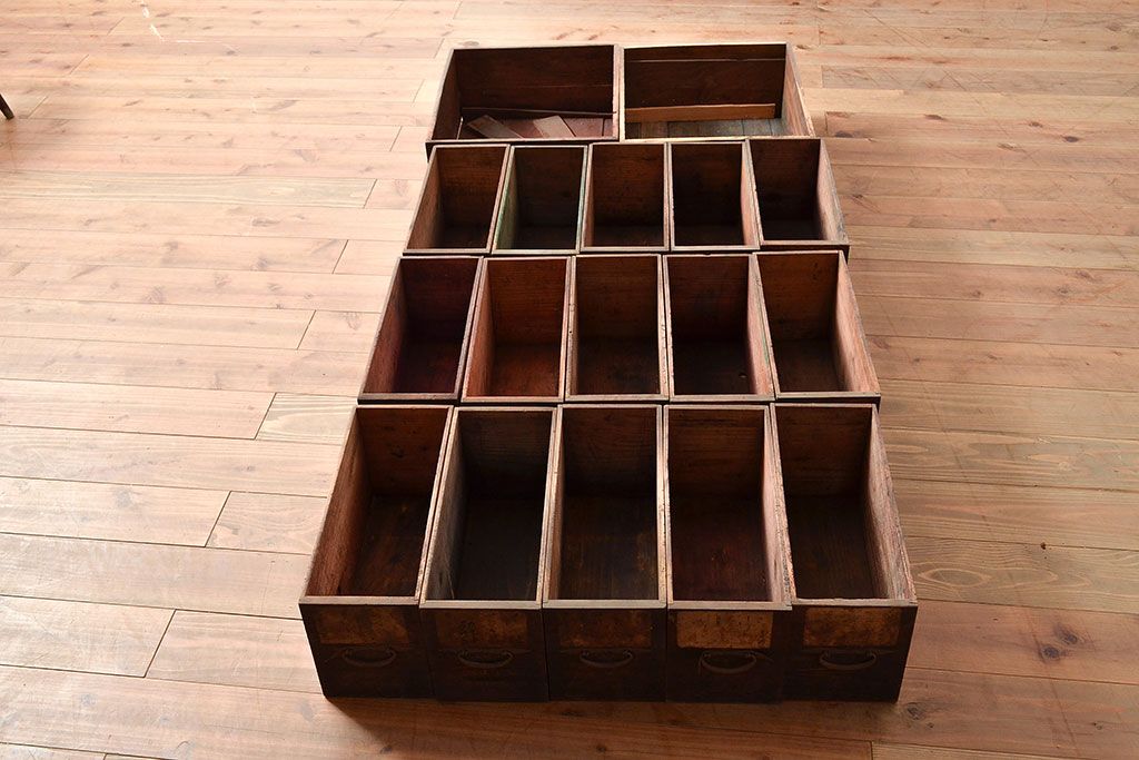 和製アンティーク　使い込まれた木味が魅力的!細かいものの収納にぴったりな薬箪笥(引き出し)(R-047529)