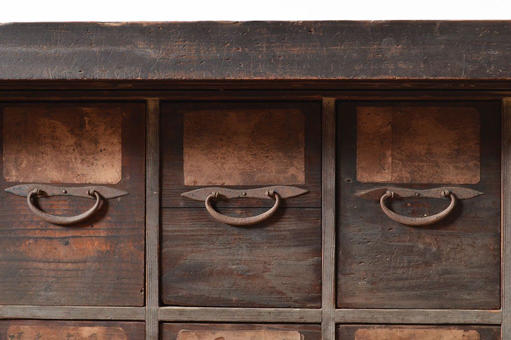 和製アンティーク　使い込まれた木味が魅力的!細かいものの収納にぴったりな薬箪笥(引き出し)(R-047529)