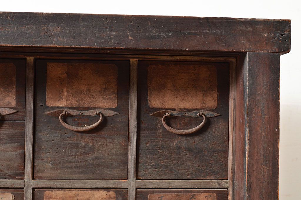 和製アンティーク　使い込まれた木味が魅力的!細かいものの収納にぴったりな薬箪笥(引き出し)(R-047529)