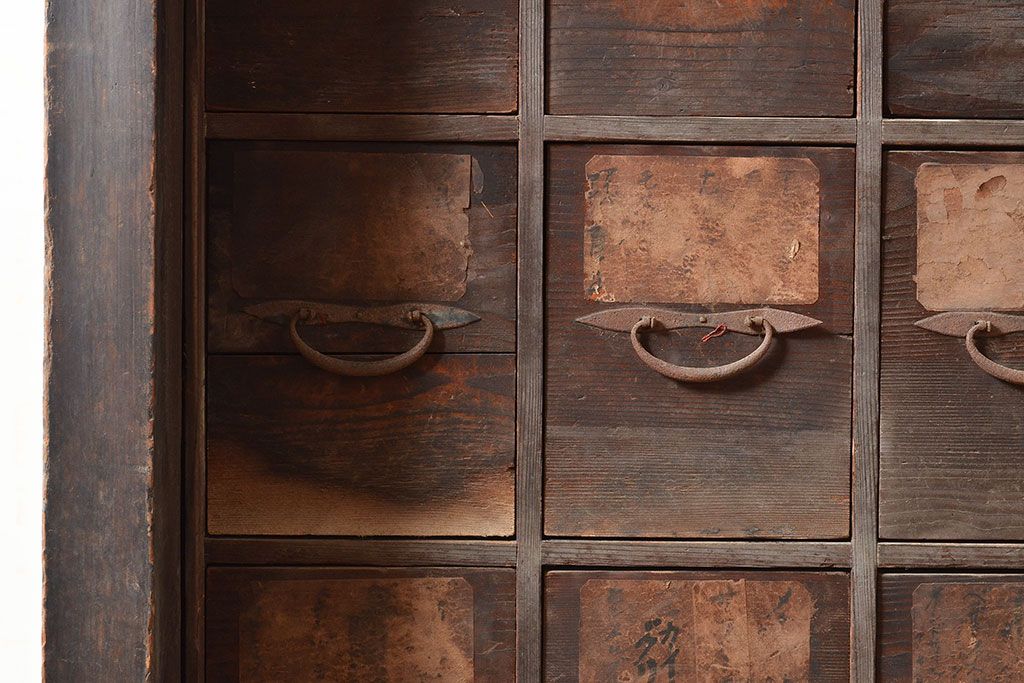 和製アンティーク　使い込まれた木味が魅力的!細かいものの収納にぴったりな薬箪笥(引き出し)(R-047529)