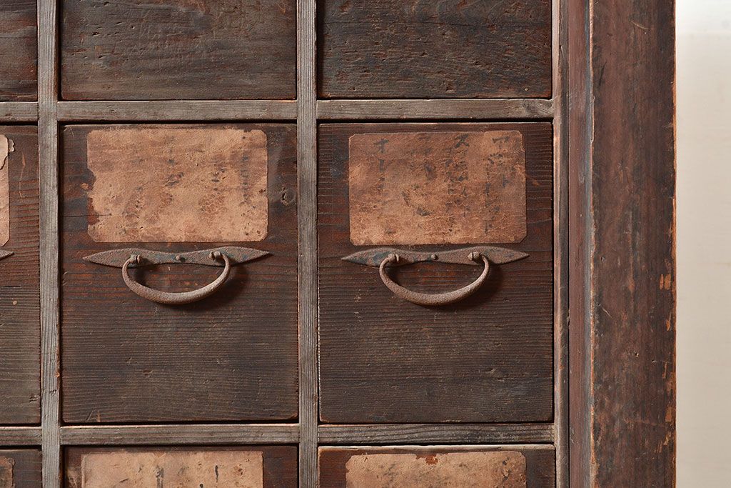 和製アンティーク　使い込まれた木味が魅力的!細かいものの収納にぴったりな薬箪笥(引き出し)(R-047529)