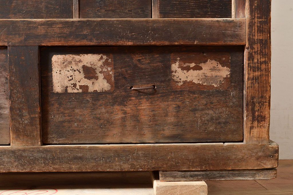 和製アンティーク　使い込まれた木味が魅力的!細かいものの収納にぴったりな薬箪笥(引き出し)(R-047529)