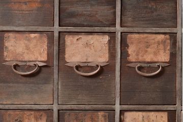 和製アンティーク　使い込まれた木味が魅力的!細かいものの収納にぴったりな薬箪笥(引き出し)(R-047529)