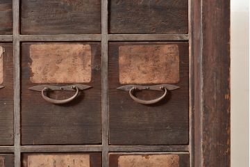 和製アンティーク　使い込まれた木味が魅力的!細かいものの収納にぴったりな薬箪笥(引き出し)(R-047529)
