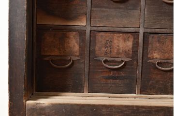 和製アンティーク　使い込まれた木味が魅力的!細かいものの収納にぴったりな薬箪笥(引き出し)(R-047529)