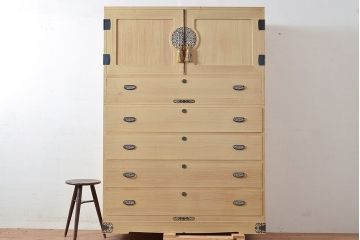 中古　民芸家具　総桐材　衣装盆付き　繊細な金具が上質な雰囲気を高める国産桐箪笥(重ね箪笥、和タンス、衣装箪笥、引き出し、桐たんす)(R-047531)