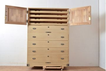 中古　民芸家具　総桐材　衣装盆付き　繊細な金具が上質な雰囲気を高める国産桐箪笥(重ね箪笥、和タンス、衣装箪笥、引き出し、桐たんす)(R-047531)