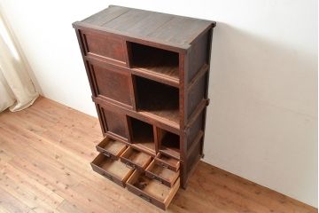 和製アンティーク　和の趣たっぷりの前面ケヤキ材製の関東水屋箪笥(収納棚、茶箪笥、キャビネット)(R-047536)