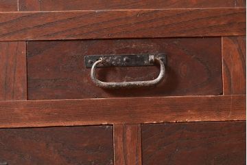 和製アンティーク　和の趣たっぷりの前面ケヤキ材製の関東水屋箪笥(収納棚、茶箪笥、キャビネット)(R-047538)