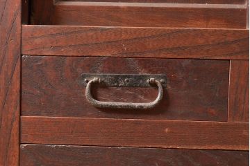 和製アンティーク　和の趣たっぷりの前面ケヤキ材製の関東水屋箪笥(収納棚、茶箪笥、キャビネット)(R-047538)