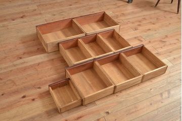 和製アンティーク　最高級品の工芸家具!欅(ケヤキ)材の玉杢と黒柿材のくじゃく杢が見られる、凝ったつくりの茶棚(茶箪笥、飾り棚、戸棚、キャビネット)(R-047539)