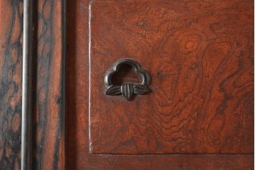 和製アンティーク　最高級品の工芸家具!欅(ケヤキ)材の玉杢と黒柿材のくじゃく杢が見られる、凝ったつくりの茶棚(茶箪笥、飾り棚、戸棚、キャビネット)(R-047539)