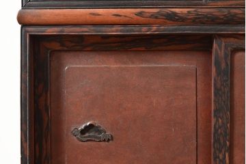 和製アンティーク　最高級品の工芸家具!欅(ケヤキ)材の玉杢と黒柿材のくじゃく杢が見られる、凝ったつくりの茶棚(茶箪笥、飾り棚、戸棚、キャビネット)(R-047539)