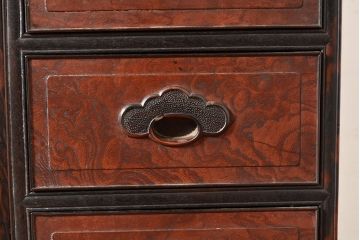 和製アンティーク　最高級品の工芸家具!欅(ケヤキ)材の玉杢と黒柿材のくじゃく杢が見られる、凝ったつくりの茶棚(茶箪笥、飾り棚、戸棚、キャビネット)(R-047539)