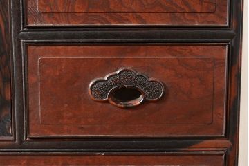 和製アンティーク　最高級品の工芸家具!欅(ケヤキ)材の玉杢と黒柿材のくじゃく杢が見られる、凝ったつくりの茶棚(茶箪笥、飾り棚、戸棚、キャビネット)(R-047539)