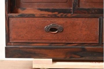 和製アンティーク　最高級品の工芸家具!欅(ケヤキ)材の玉杢と黒柿材のくじゃく杢が見られる、凝ったつくりの茶棚(茶箪笥、飾り棚、戸棚、キャビネット)(R-047539)
