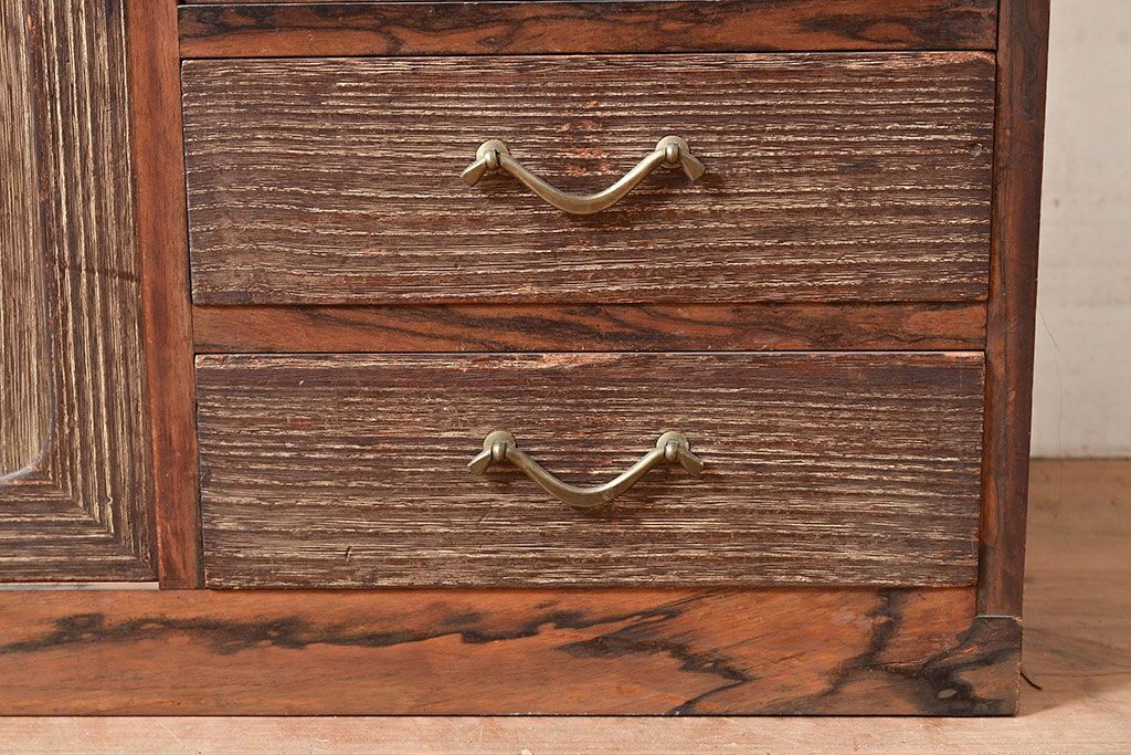 和製アンティーク　桐材と黒柿材が使われた、味わい深い趣の戸棚(収納棚、キャビネット)(R-047540)