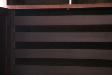 中古美品　松本民芸家具　直線的なデザインがシックな印象を醸し出すD型和タンス(箪笥、チェスト)(定価約58万円)(R-047549)