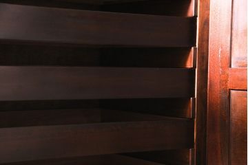 中古美品　松本民芸家具　直線的なデザインがシックな印象を醸し出すD型和タンス(箪笥、チェスト)(定価約58万円)(R-047549)