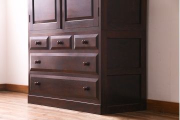 中古美品　松本民芸家具　直線的なデザインがシックな印象を醸し出すD型和タンス(箪笥、チェスト)(定価約58万円)(R-047549)