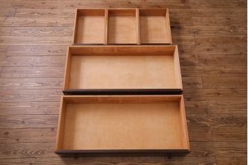 中古美品　松本民芸家具　直線的なデザインがシックな印象を醸し出すD型和タンス(箪笥、チェスト)(定価約58万円)(R-047549)