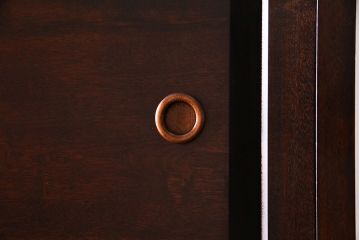 中古美品　松本民芸家具　直線的なデザインがシックな印象を醸し出すD型和タンス(箪笥、チェスト)(定価約58万円)(R-047549)