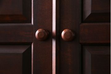 中古美品　松本民芸家具　直線的なデザインがシックな印象を醸し出すD型和タンス(箪笥、チェスト)(定価約58万円)(R-047549)