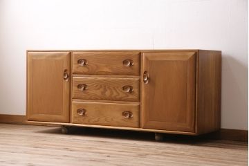 イギリスビンテージ　ERCOL(アーコール)社製の温もり溢れるウィンザーサイドボード(キャビネット、収納棚、リビングボード)(R-047550)