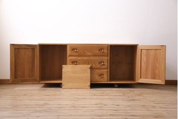 イギリスビンテージ　ERCOL(アーコール)社製の温もり溢れるウィンザーサイドボード(キャビネット、収納棚、リビングボード)(R-047550)