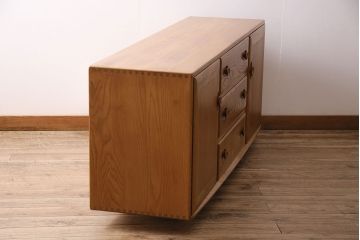 イギリスビンテージ　ERCOL(アーコール)社製の温もり溢れるウィンザーサイドボード(キャビネット、収納棚、リビングボード)(R-047550)